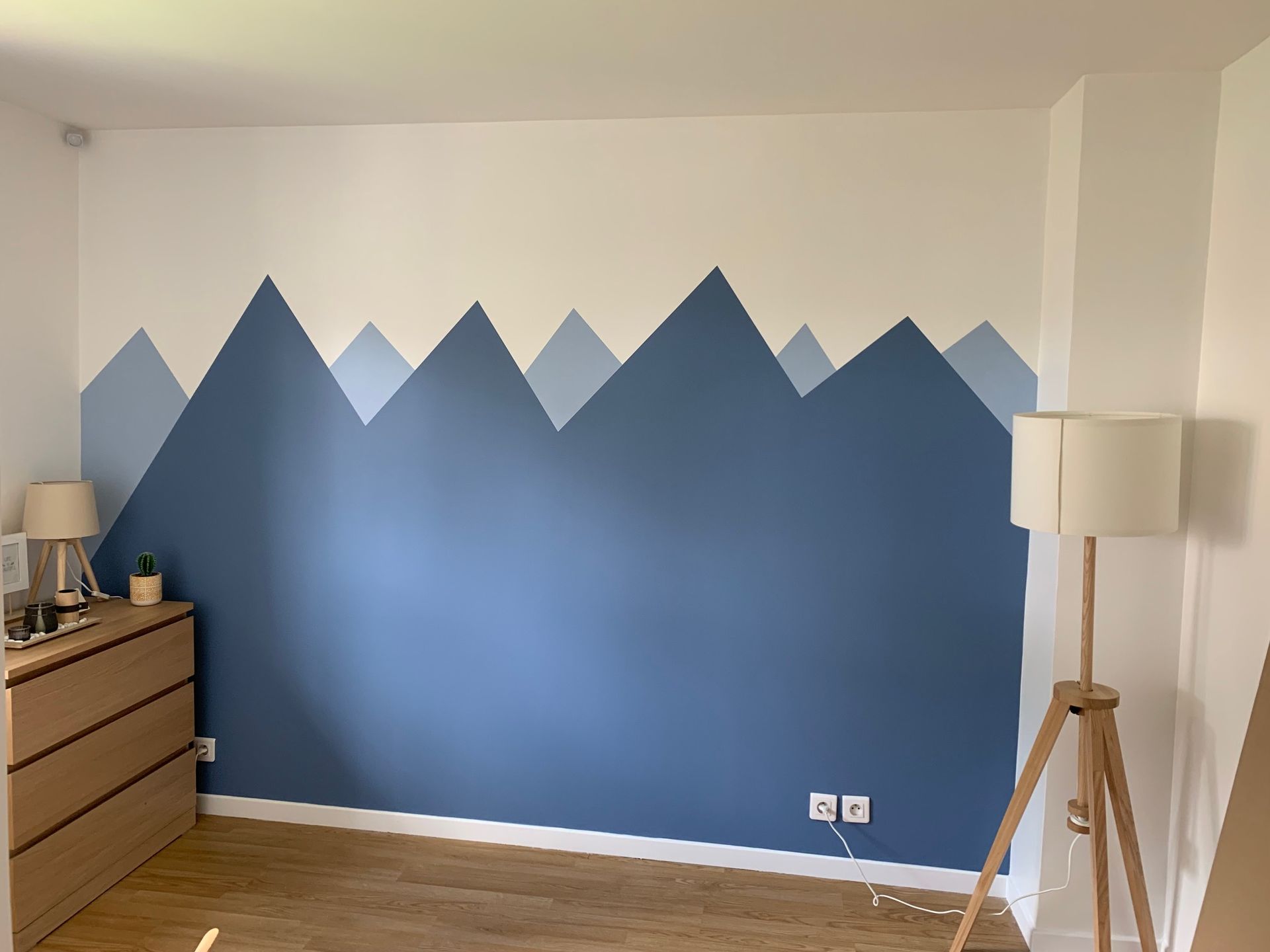 Peinture avec des formes sur un mur