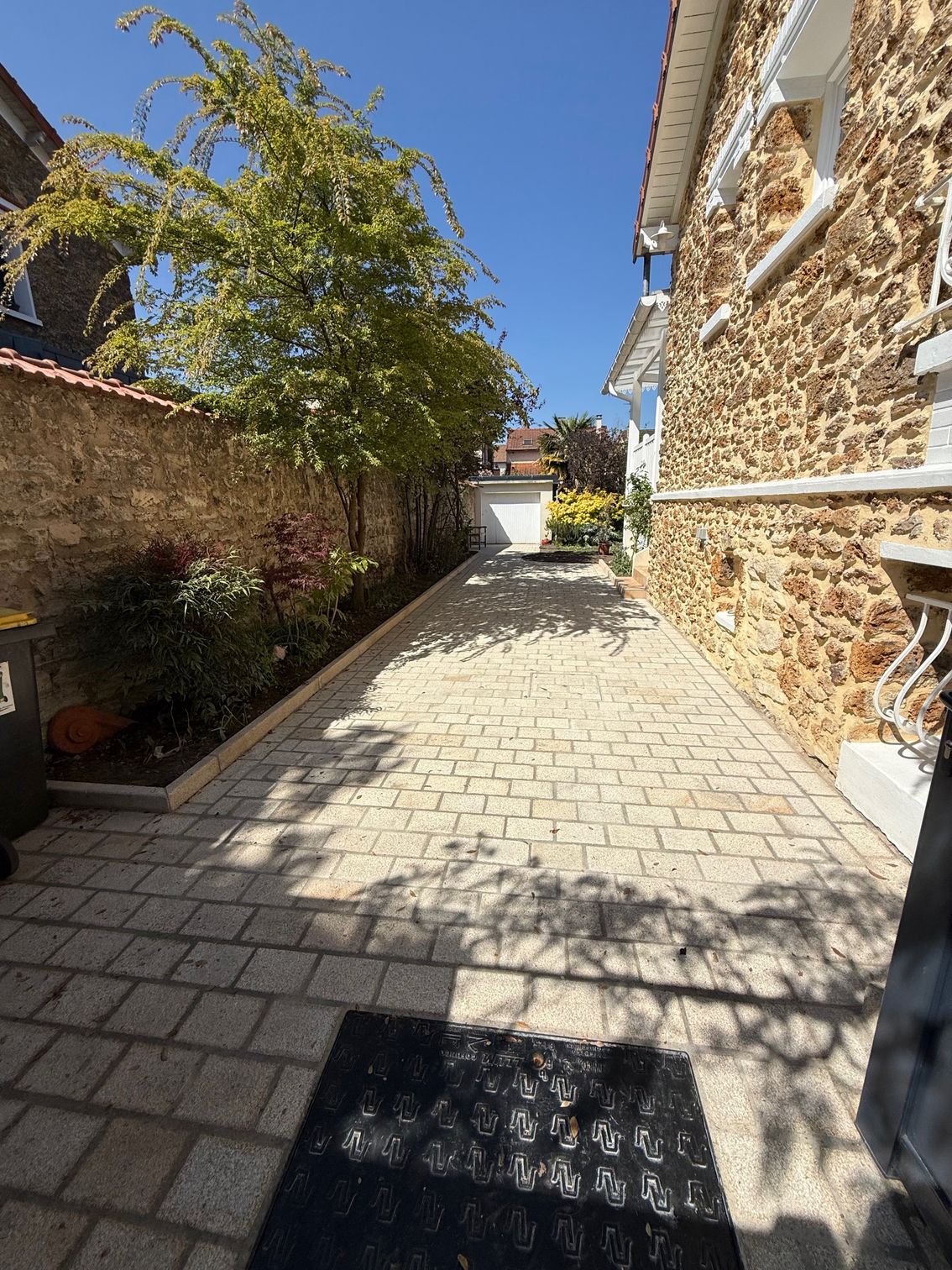 Allée pavée