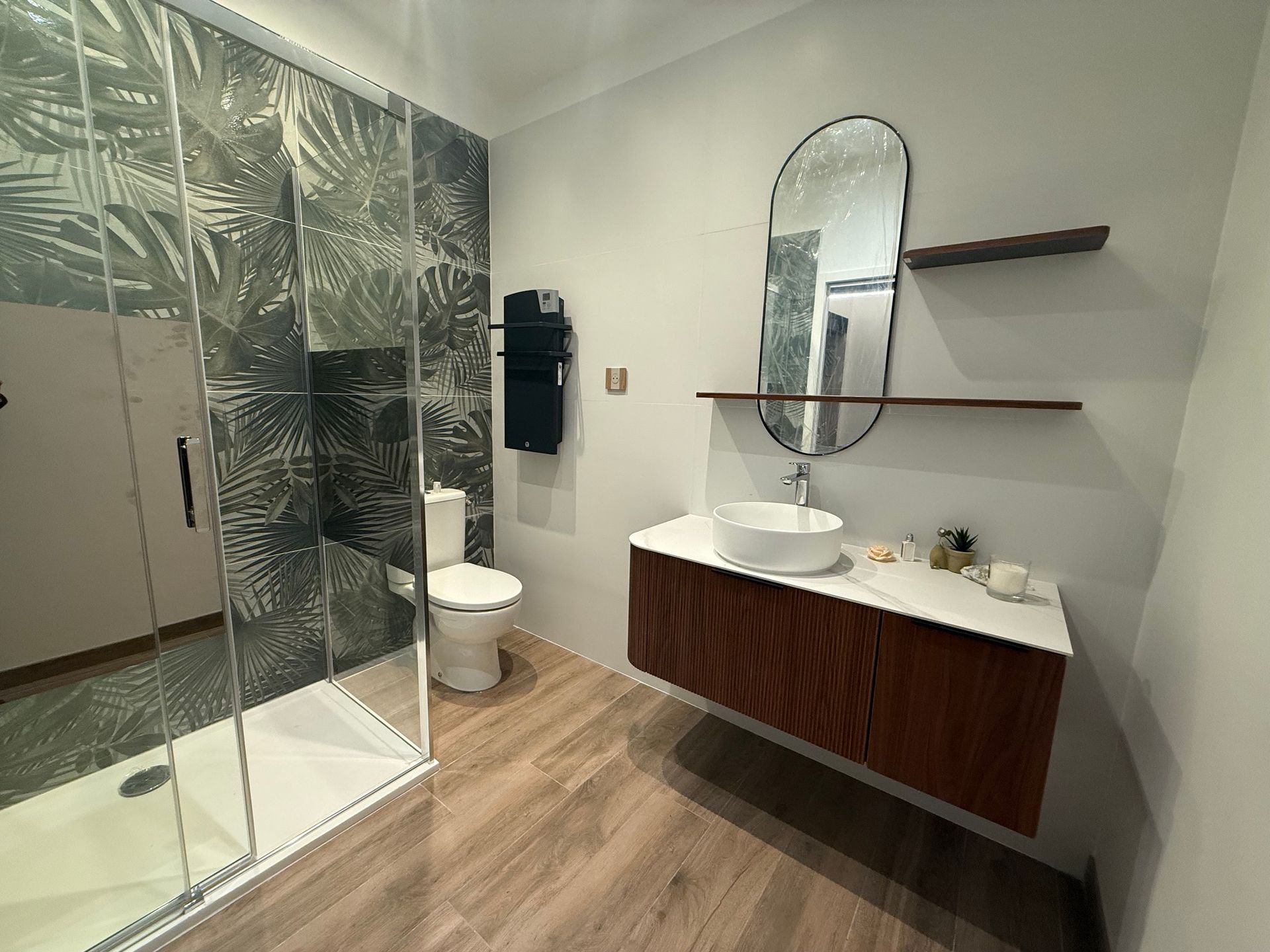 Salle de bains moderne avec douche en verre, toilettes, meuble-lavabo en bois