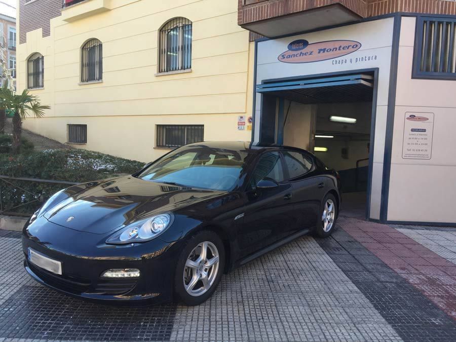 Un coche negro está estacionado frente a un edificio que dice centro master