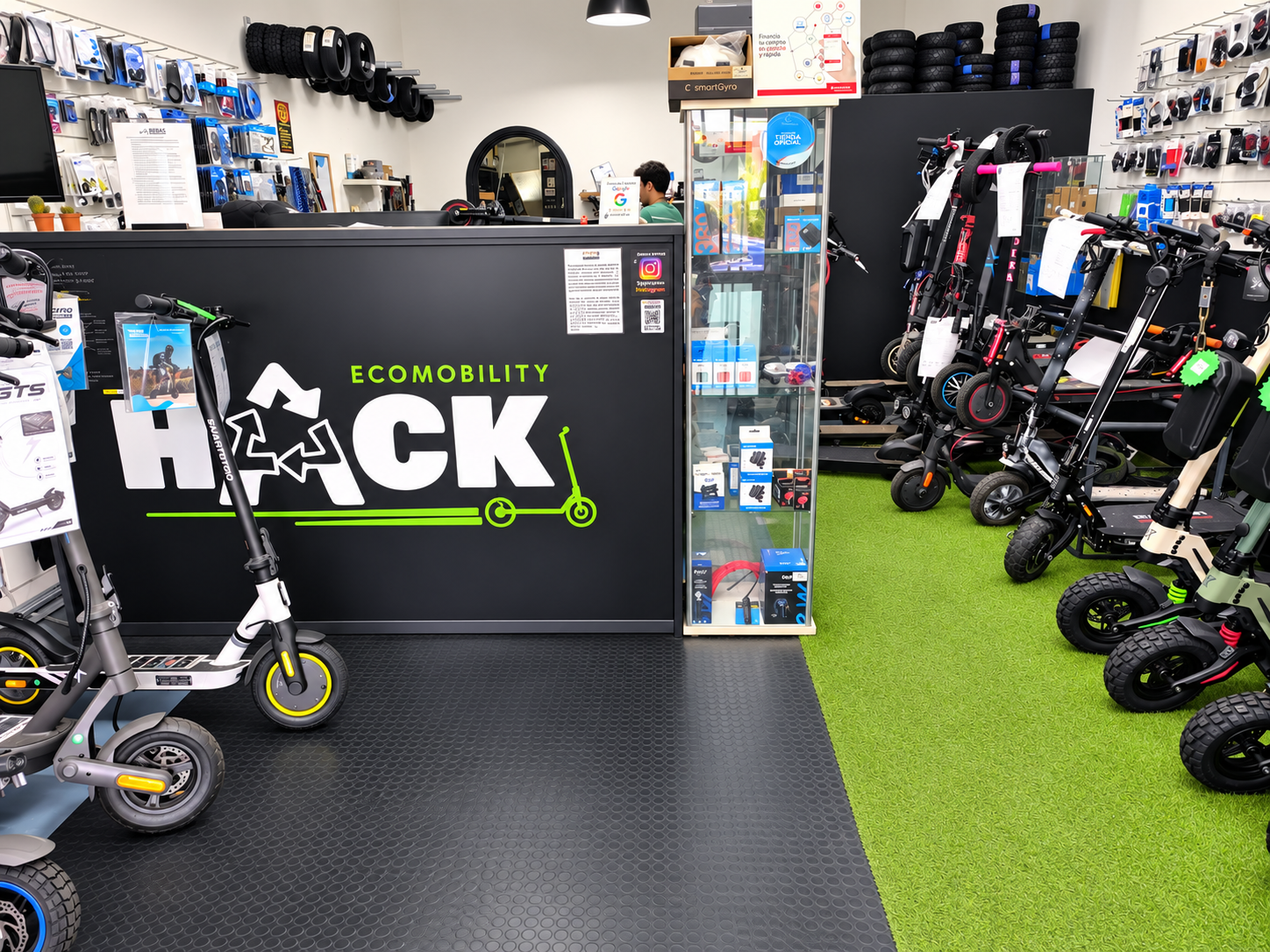 Interior de Hack Ecomobility con mostrador, accesorios y patinetes eléctricos.