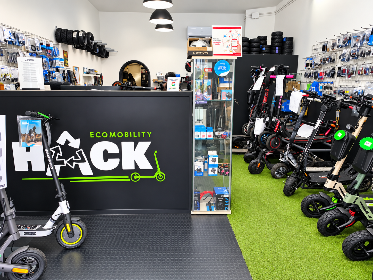 Vista general de la tienda y exposición de patinetes Hack Ecomobility en Tenerife.