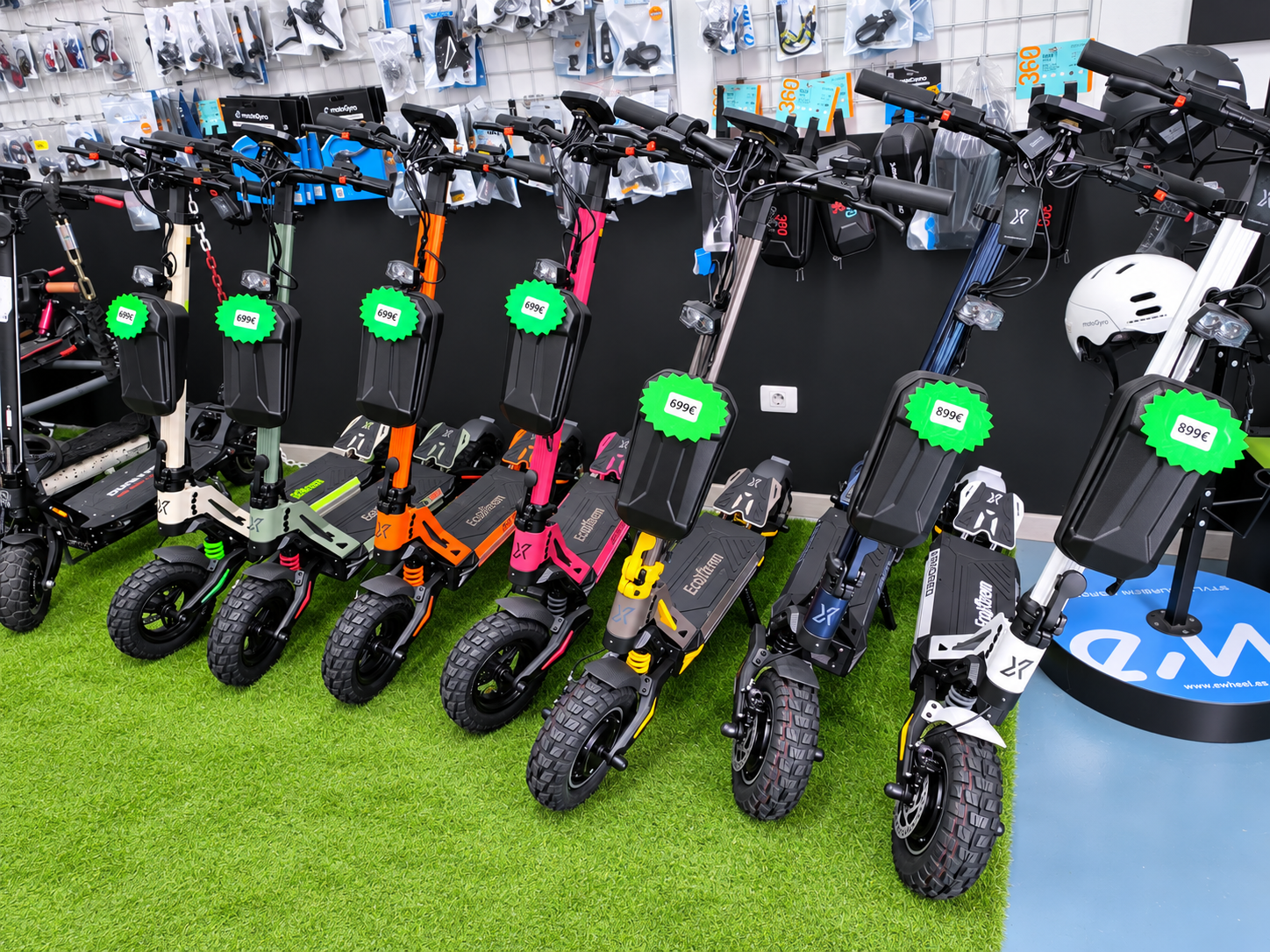 Exposición de patinetes Ecoxtrem en diferentes colores en Hack Ecomobility.