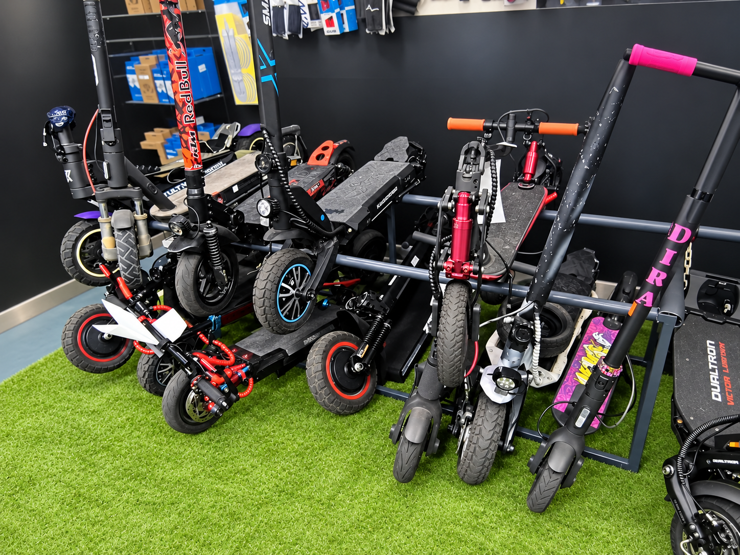 Selección de patinetes eléctricos expuestos en la tienda Hack Ecomobility.