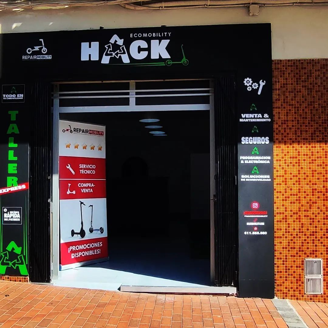 Un escaparate con un cartel que dice hack
