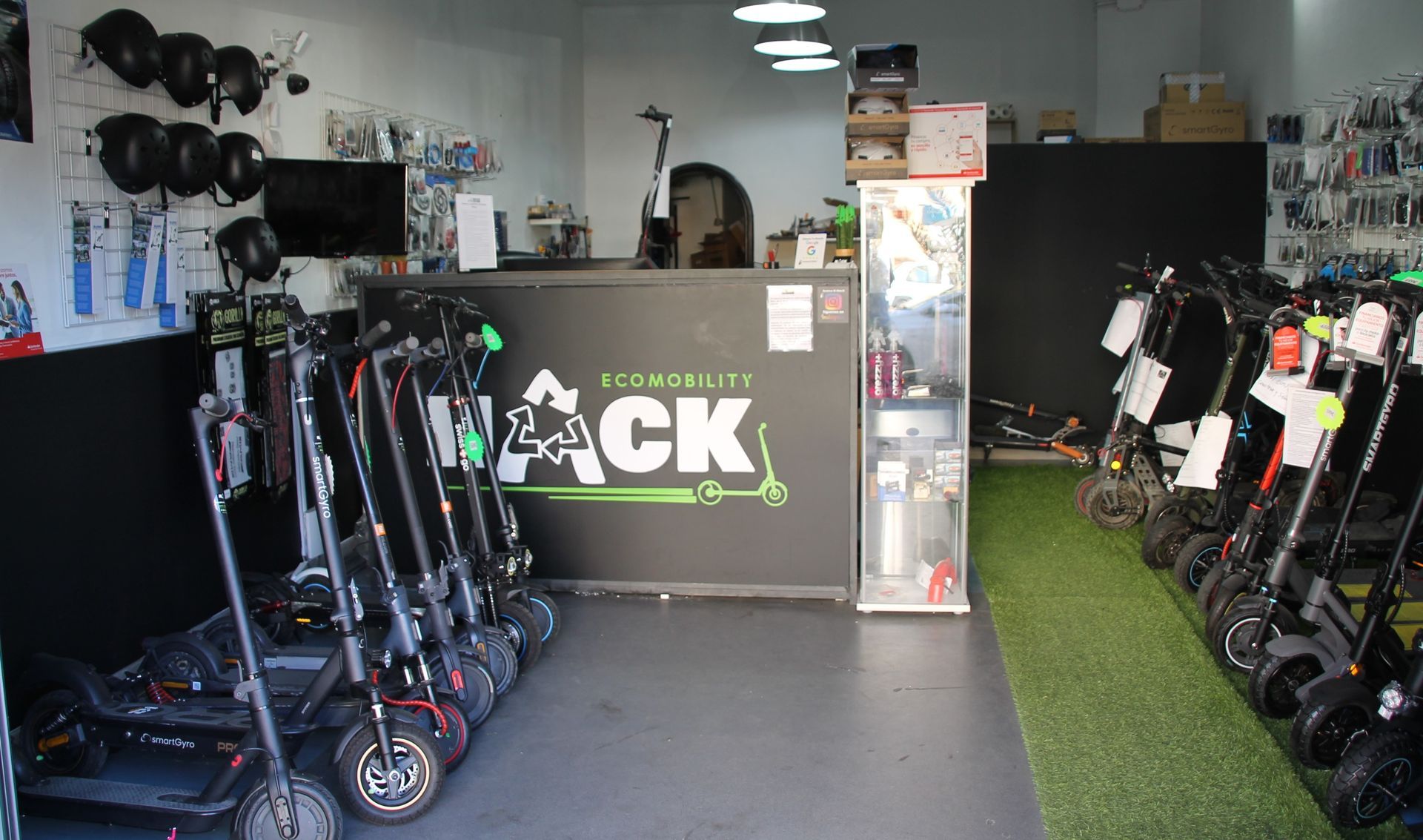 Una fila de patinetes eléctricos están alineados en una tienda.