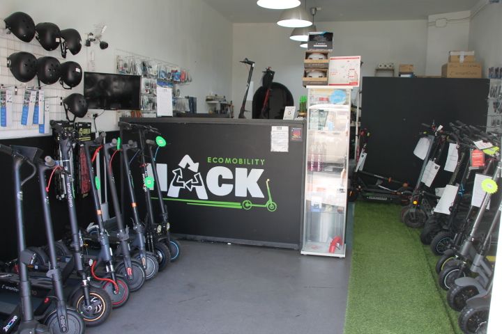 Una fila de scooters están alineados en una tienda.