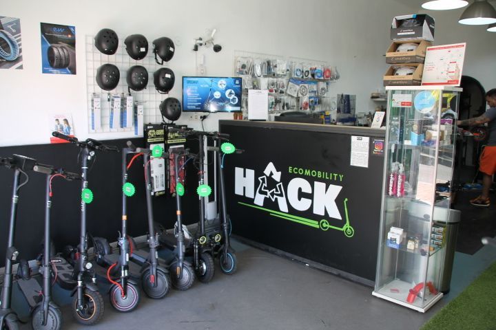Una tienda con scooters y un cartel que dice hack