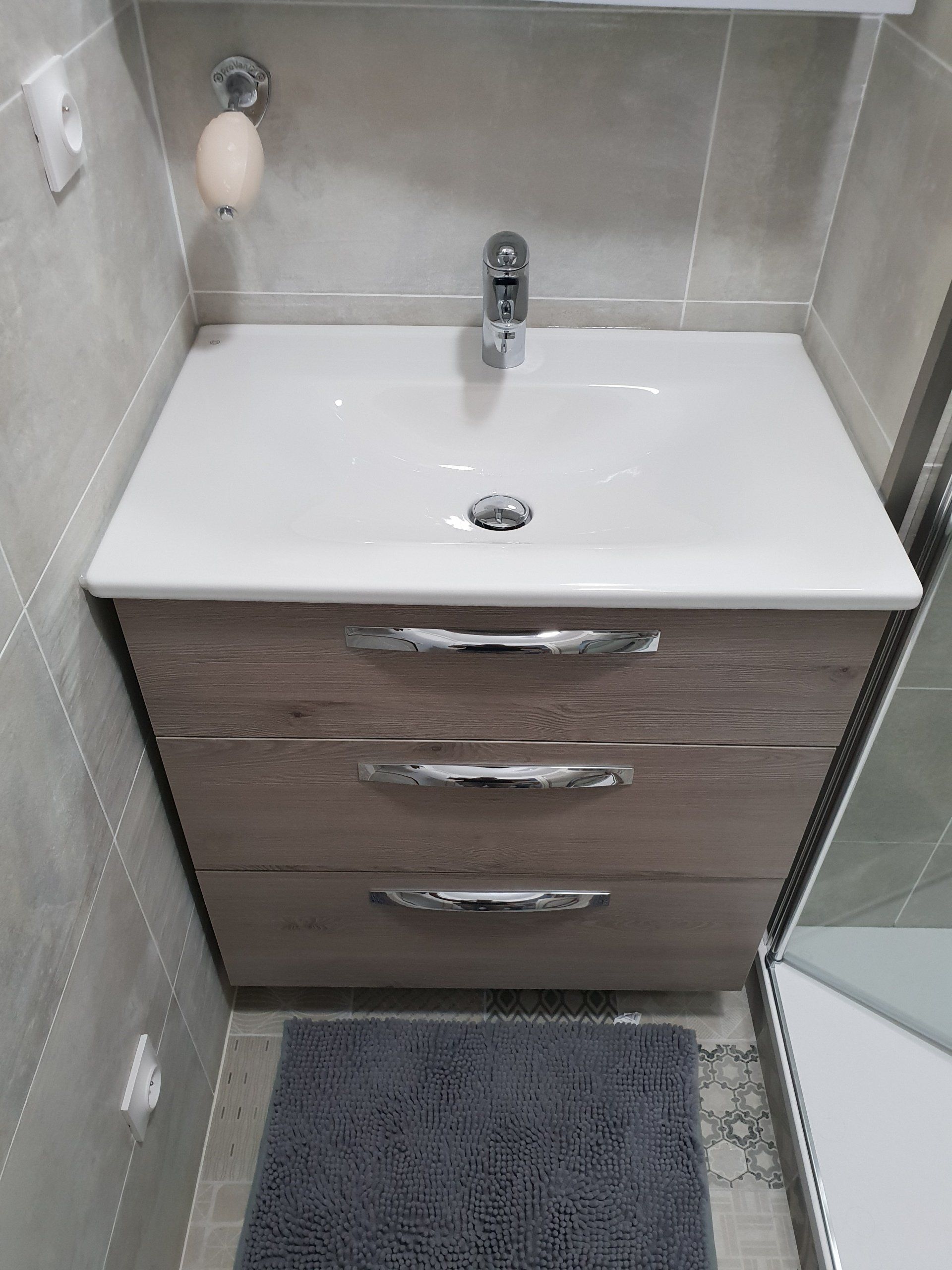 Installation d'un meuble moderne