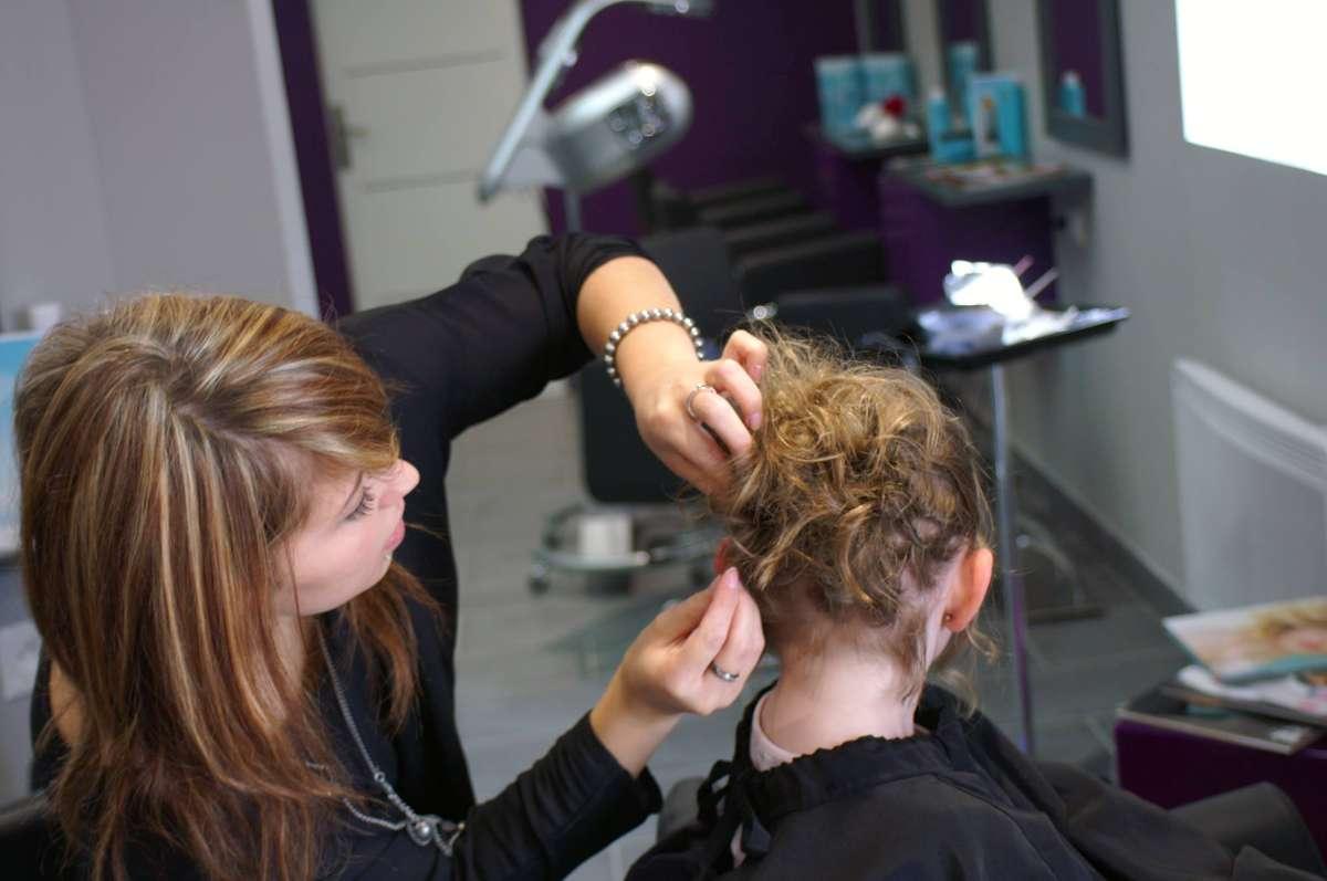 Spécialisé dans les chignons, ADN Coiffure vous accueille en non-stop