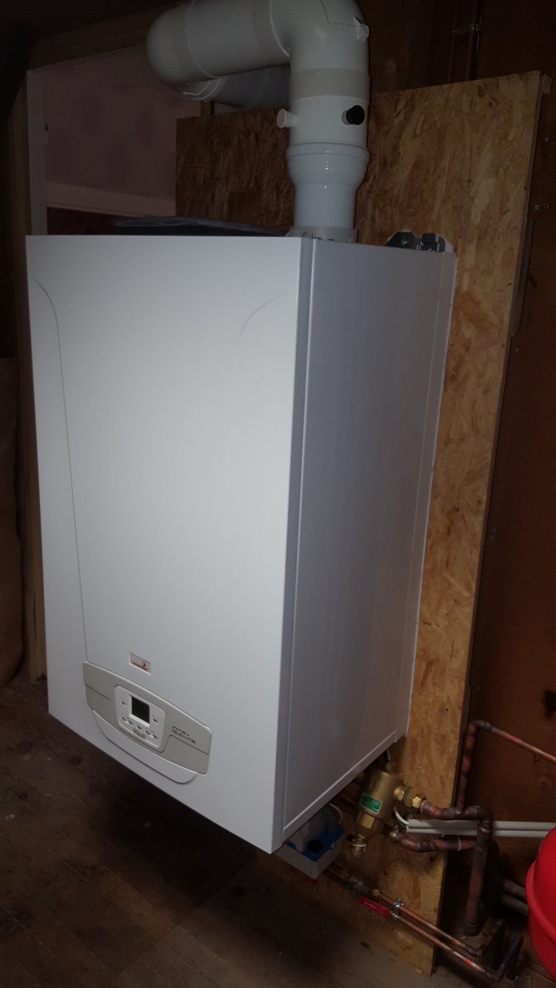 Chaudière blanche vue de côté