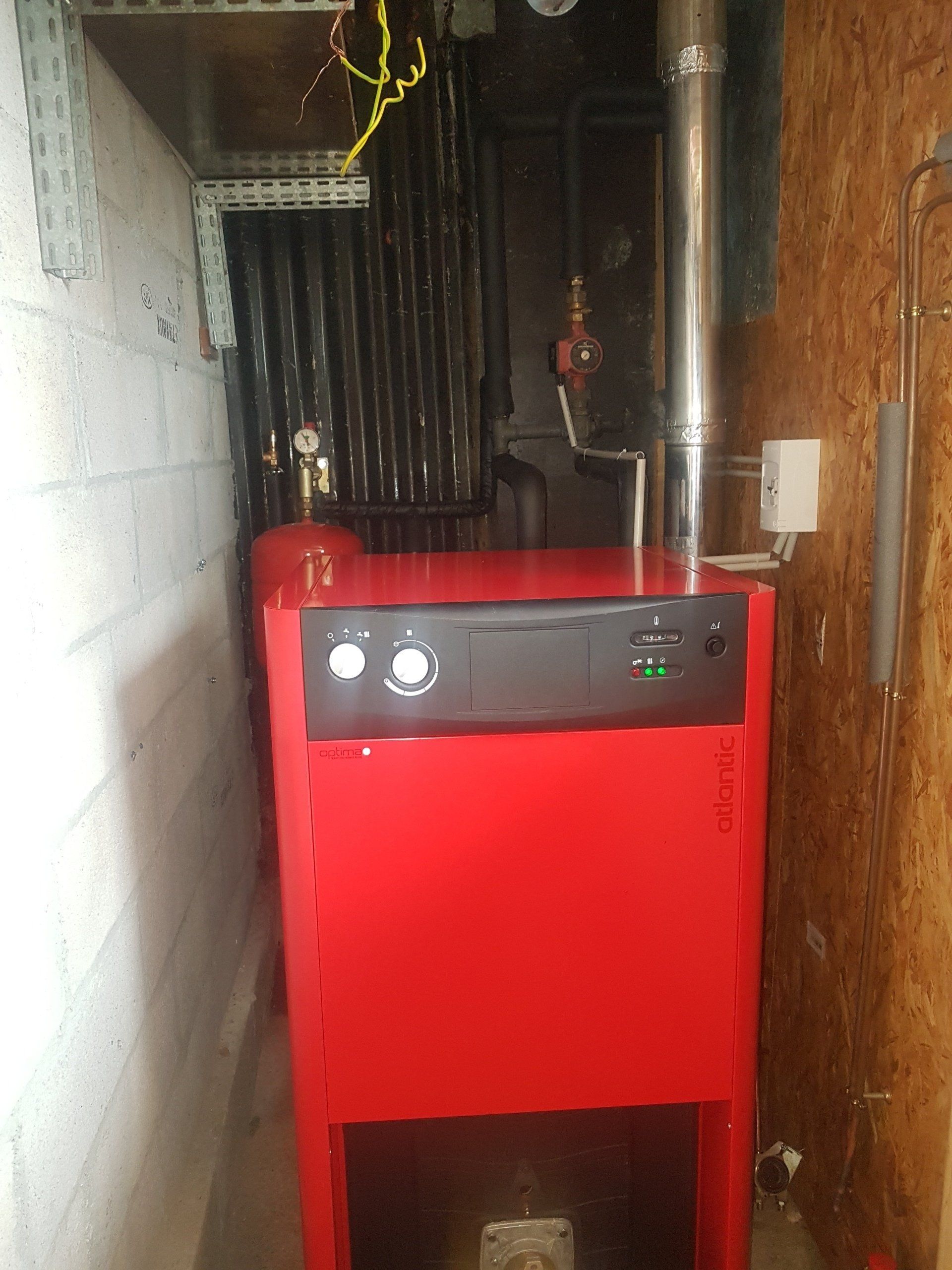 Chaudière rouge au sol