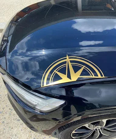 Un logo sur le capot d'un véhicule