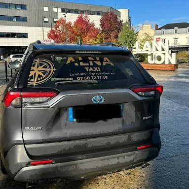 Arrière du taxi devant un grand bâtiment à Lannion