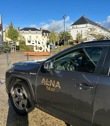 Un taxi avec un marquage du nom de l'entreprise stationné à Lannion