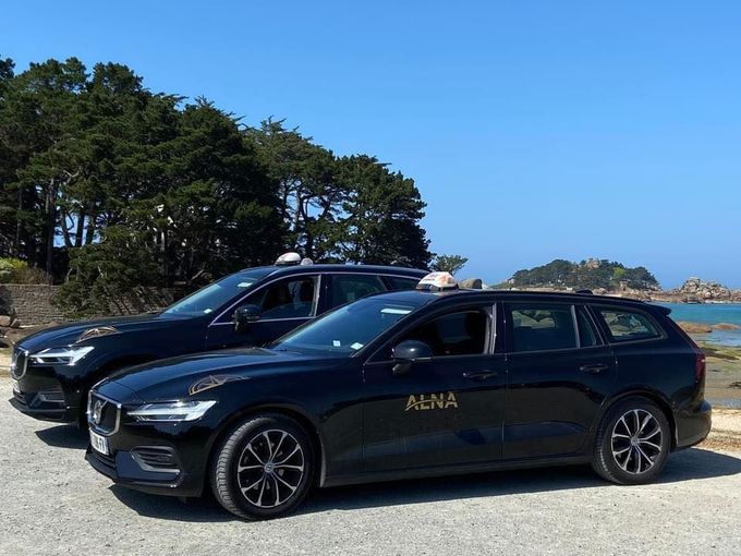 Les véhicules de taxi stationnés sur un parking
