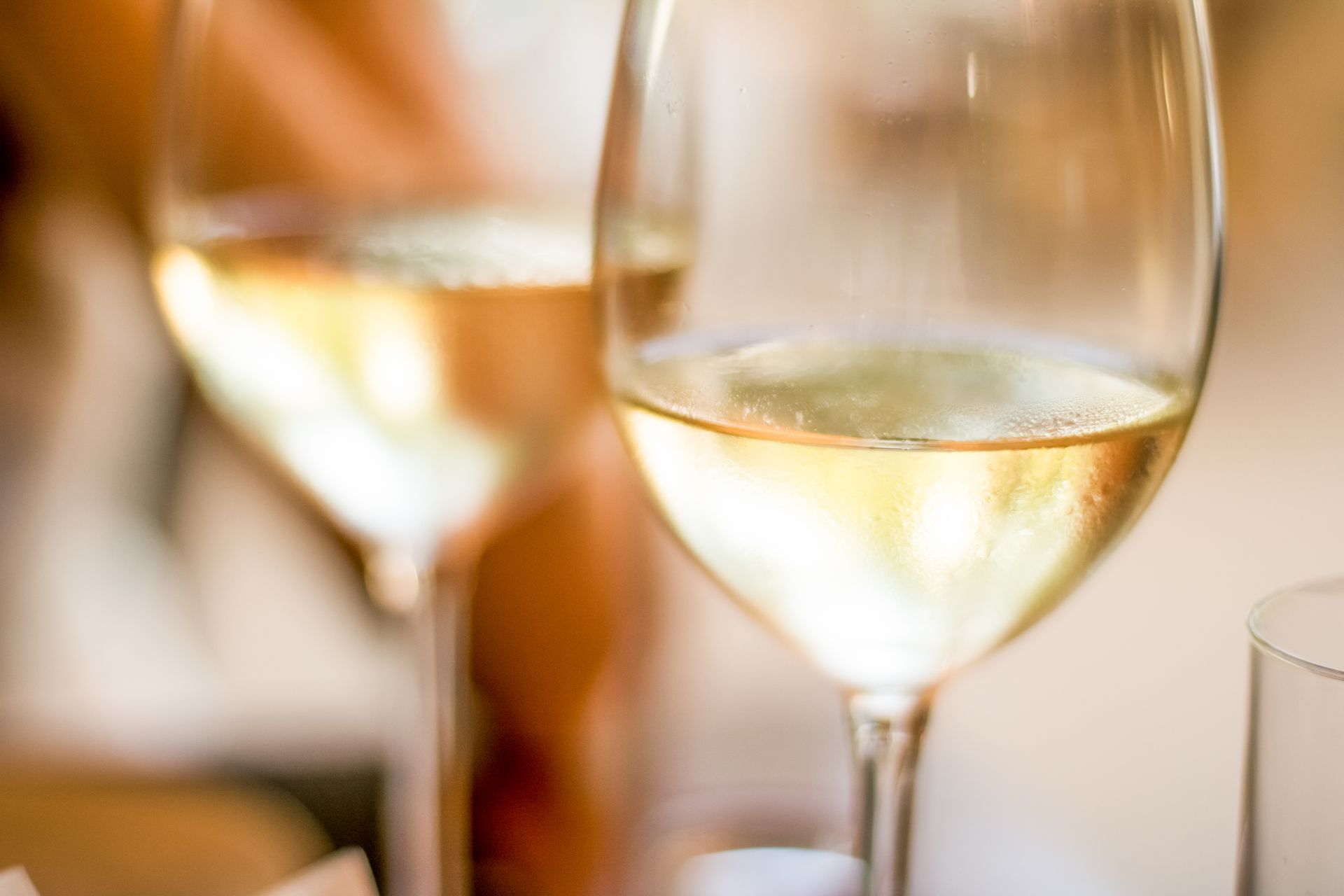 Deux verres de vin blanc