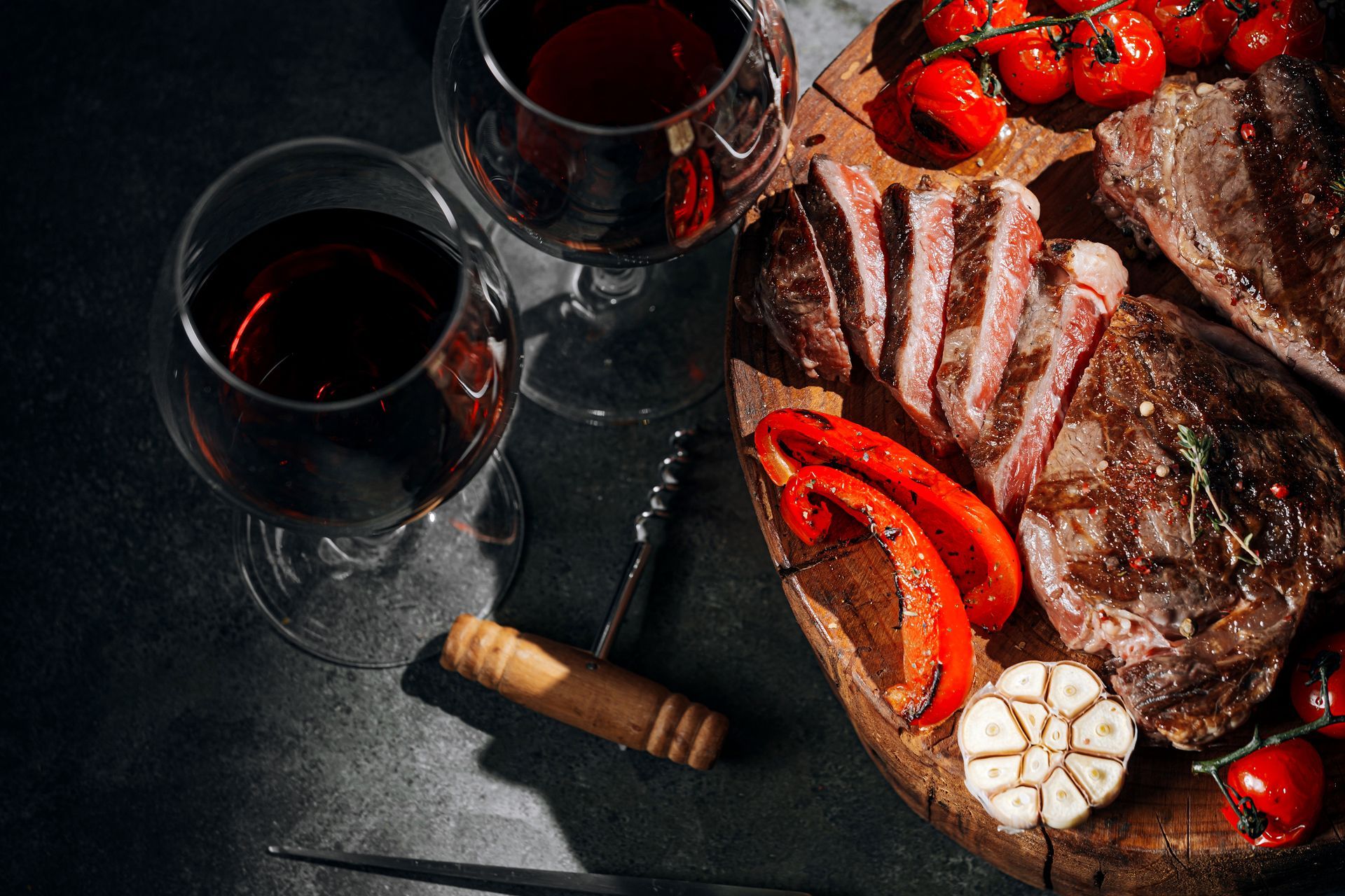 Vin rouge avec de la viande rouge