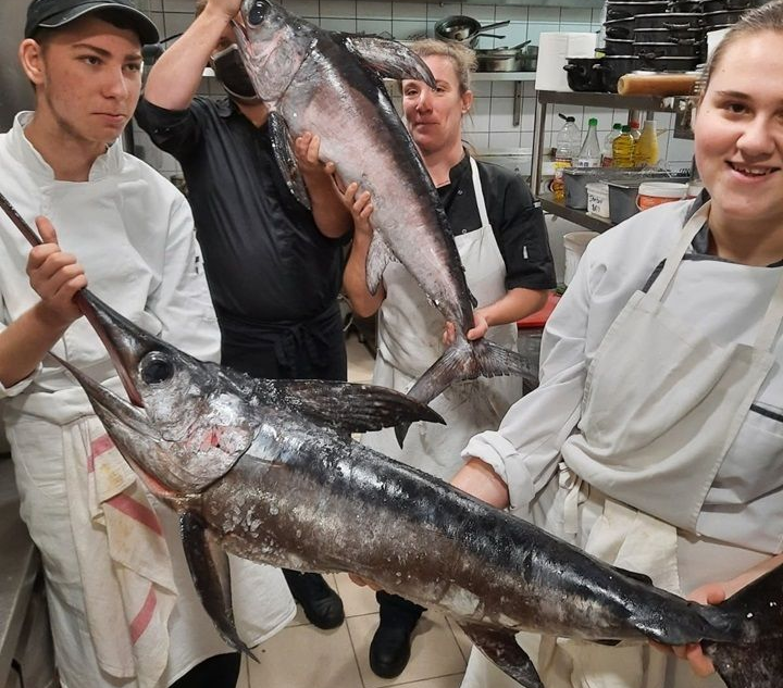 Equipe de cuisiniers avec des thons