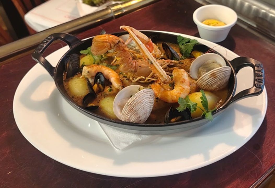 Un plat avec des fruits de mer dedans