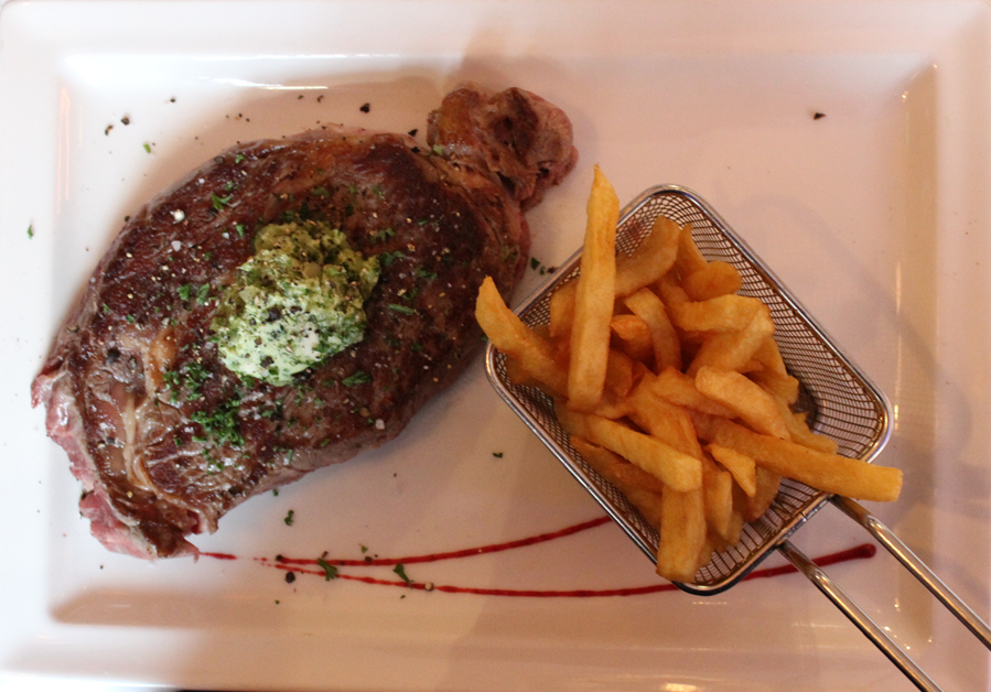Un plat de viande avec des frites