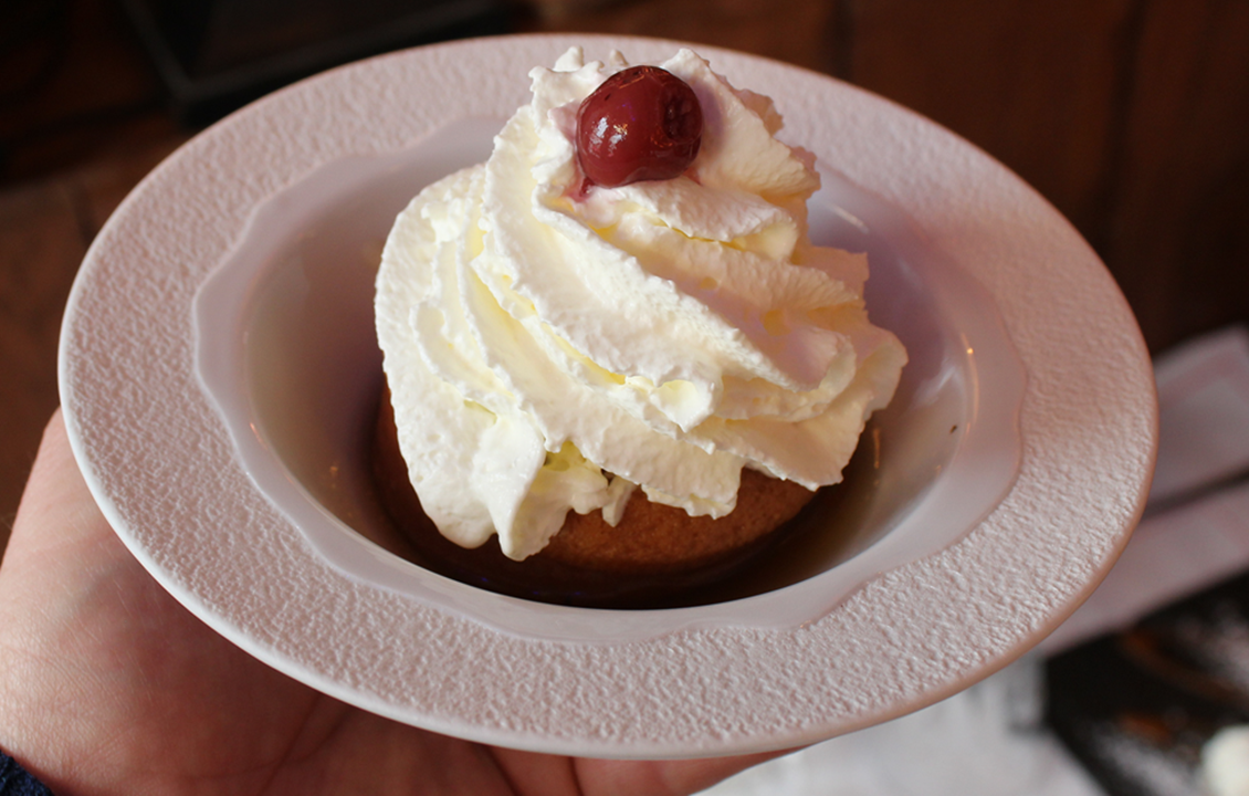 Un dessert avec de la chantilly