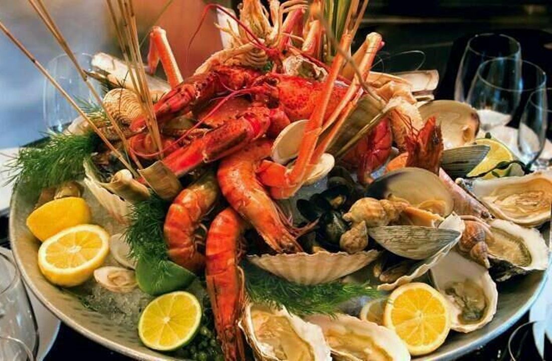 Plateau de fruits de mer avec huitres, crevette et langoustines