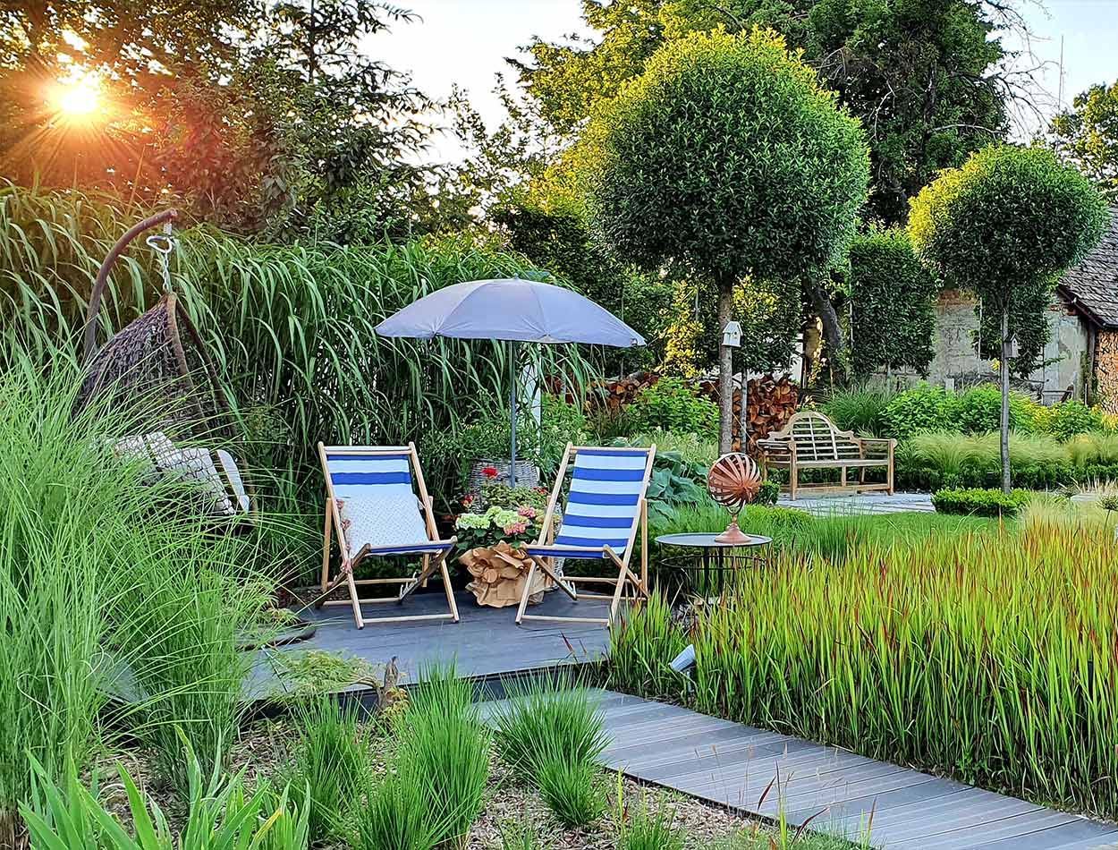 Transats sur une terrasse en bois