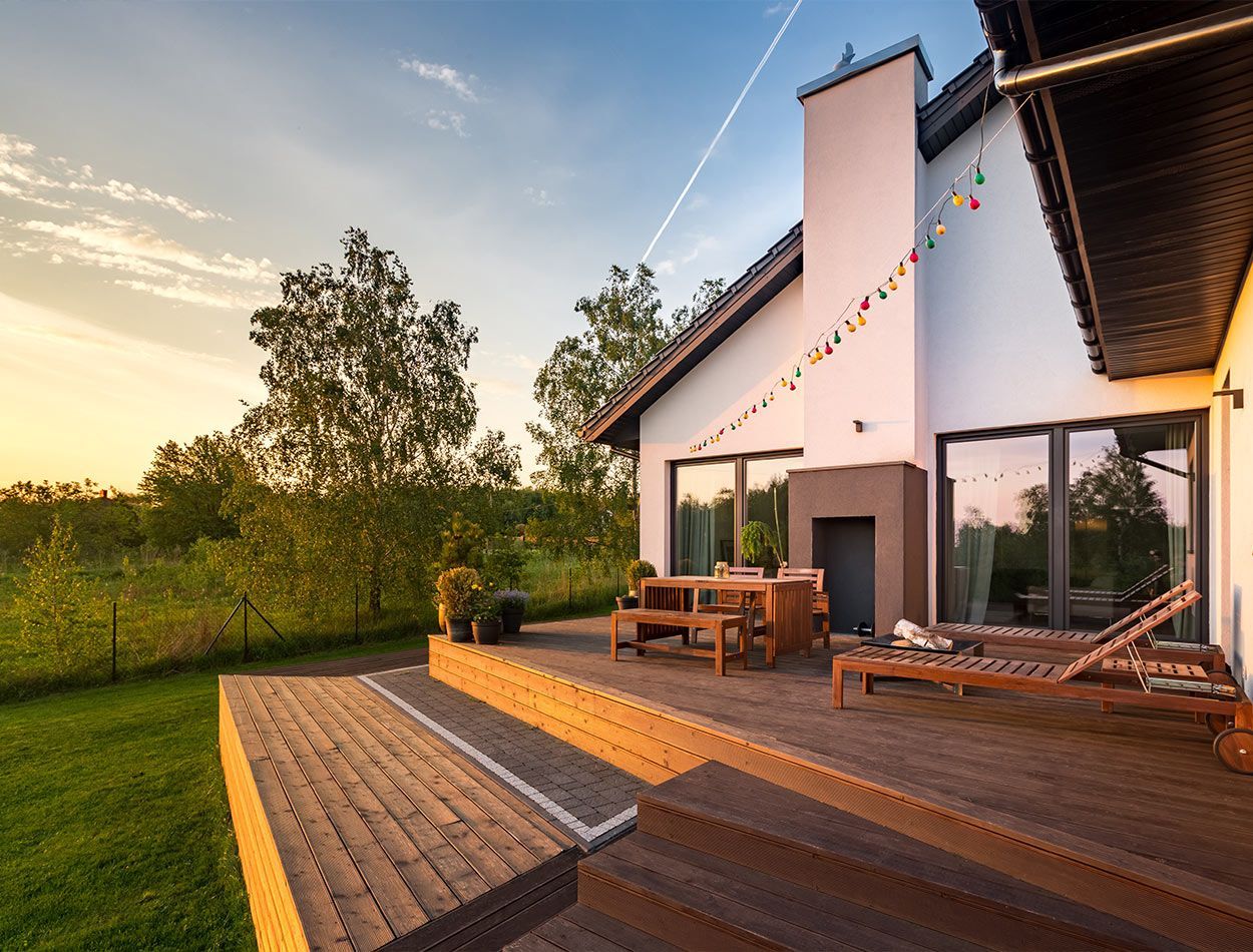 Jardin comportant une terrasse en bois