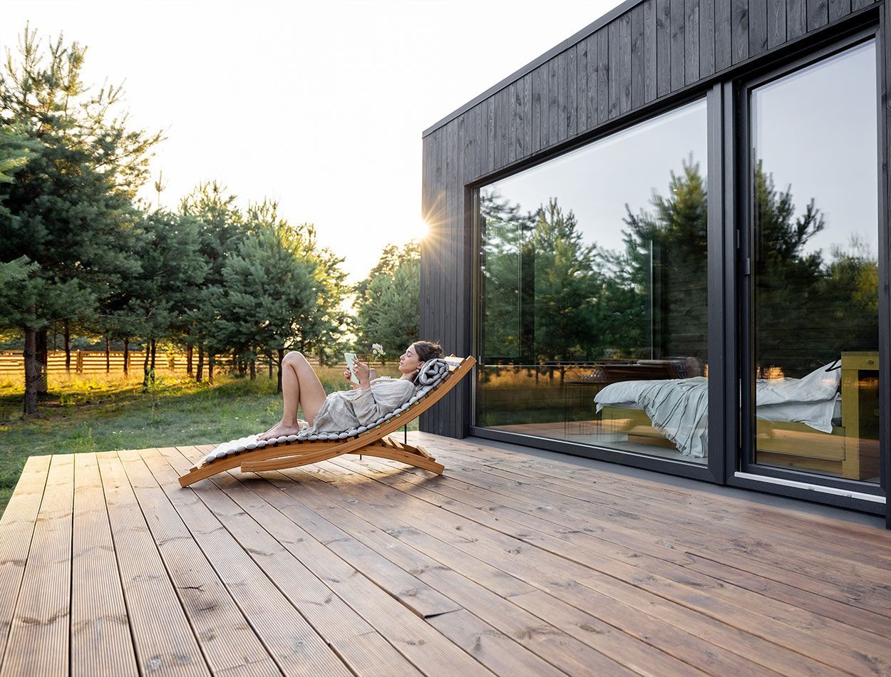 Femme se relaxant sur une terrasse en bois