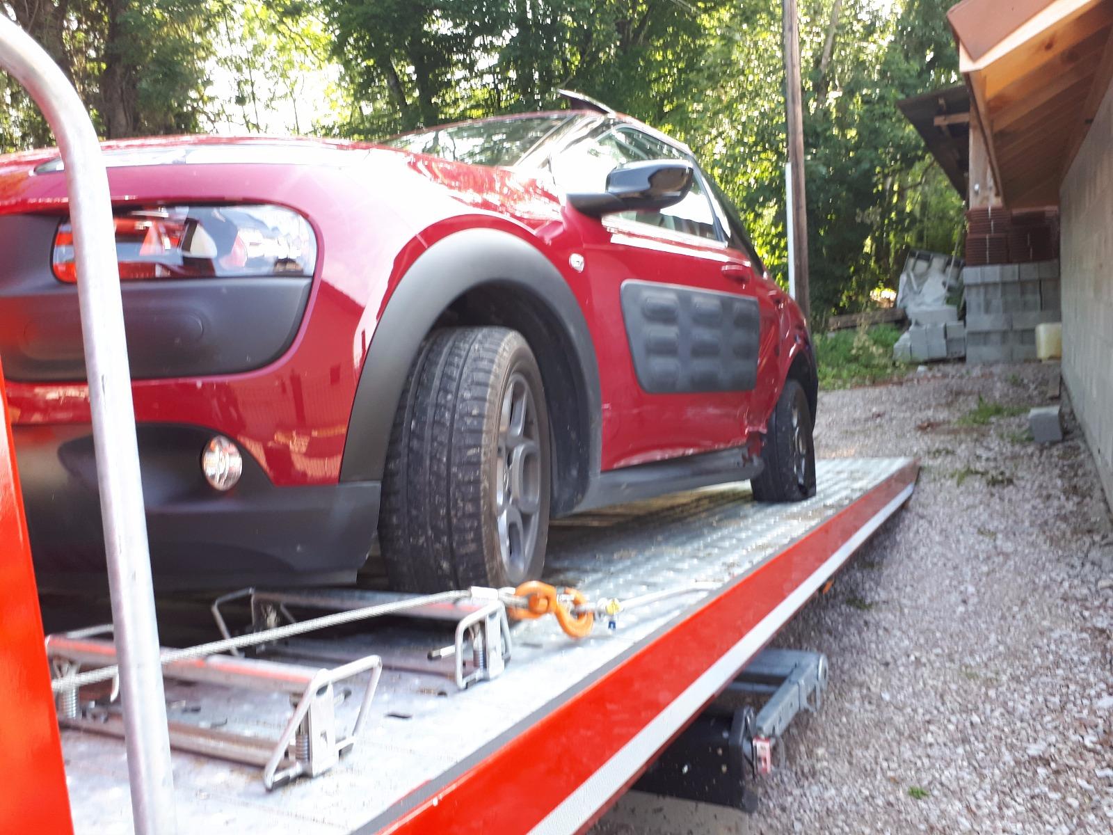 Remorquage d'une voiture rouge