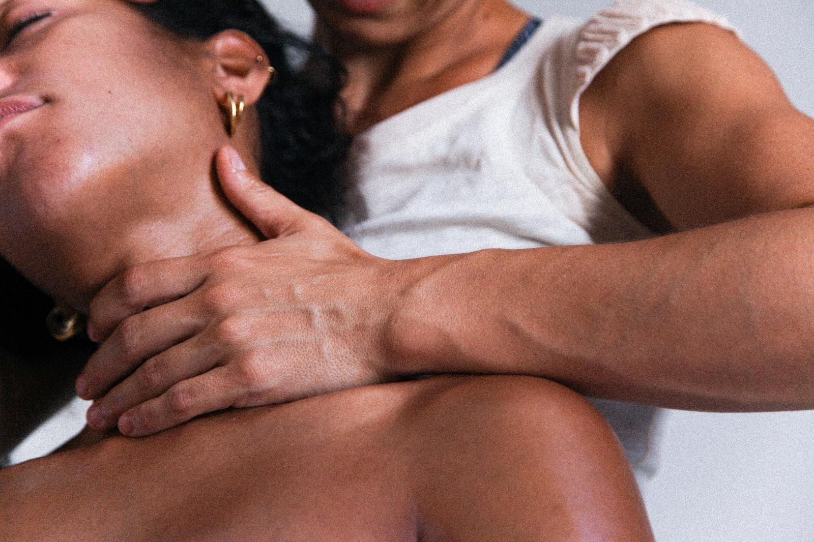 Un hombre le está dando un masaje de cuello a una mujer.