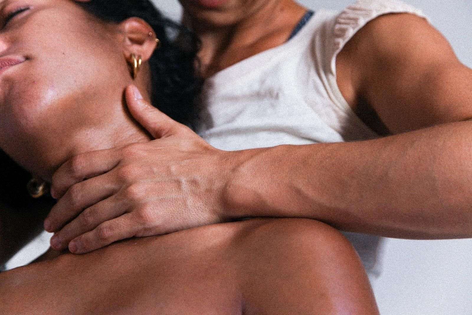 Un hombre le está dando un masaje de cuello a una mujer.