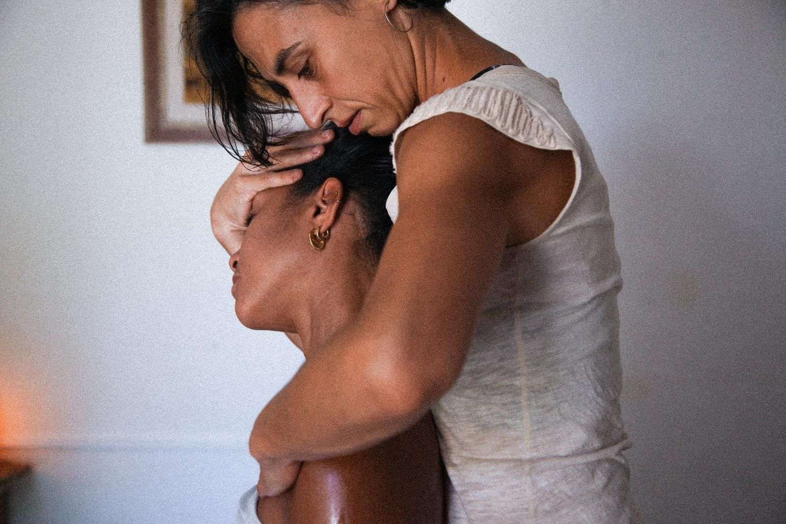 Una mujer le está dando un masaje a otra mujer.