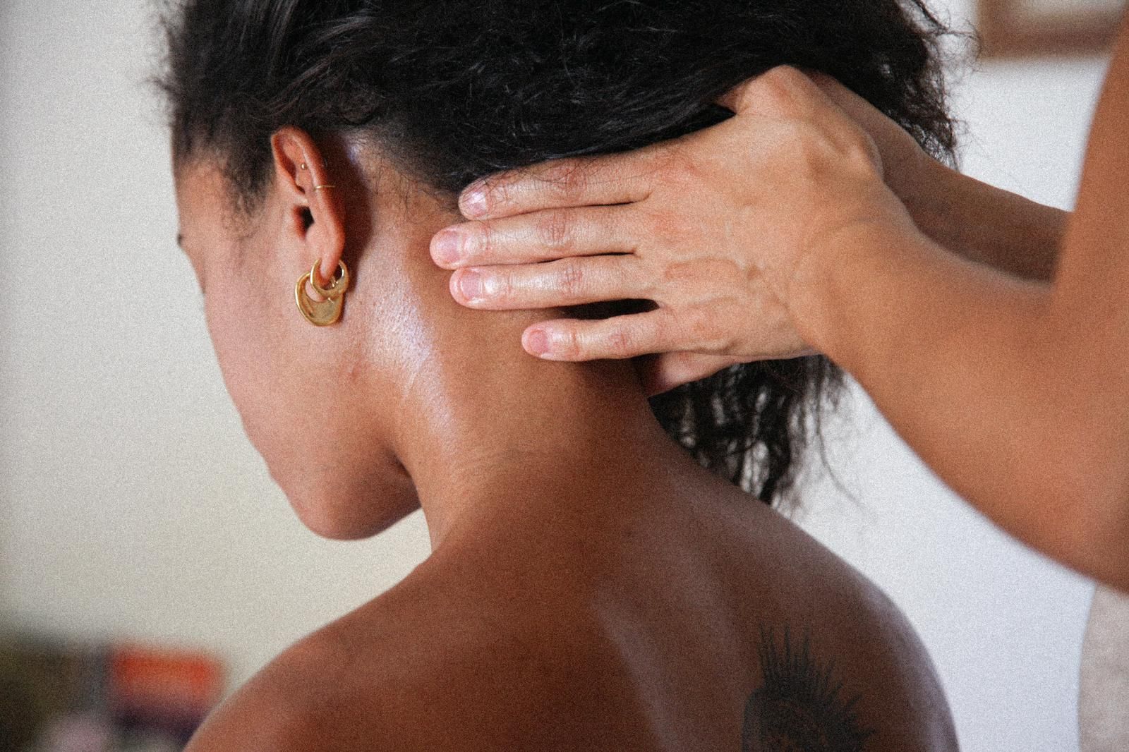 Una mujer está recibiendo un masaje en el cuello.