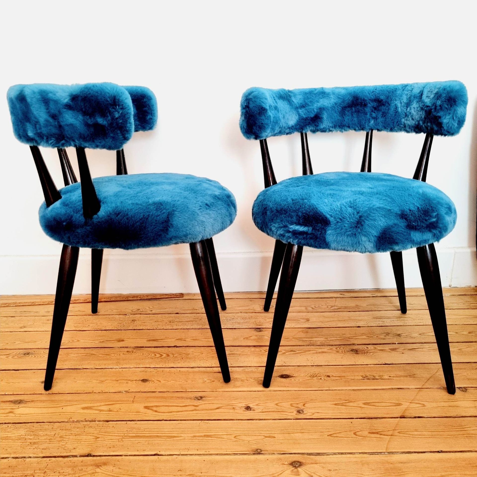 Deux chaises bleues en satin