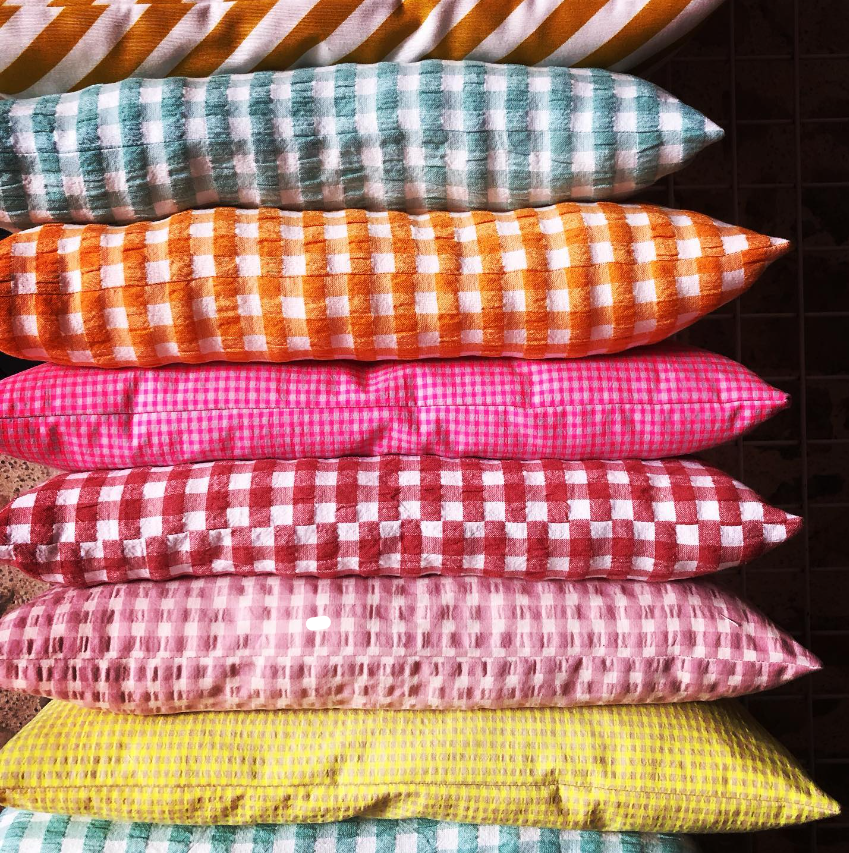 Ensemble d'oreillers au format à carreaux de différentes couleurs