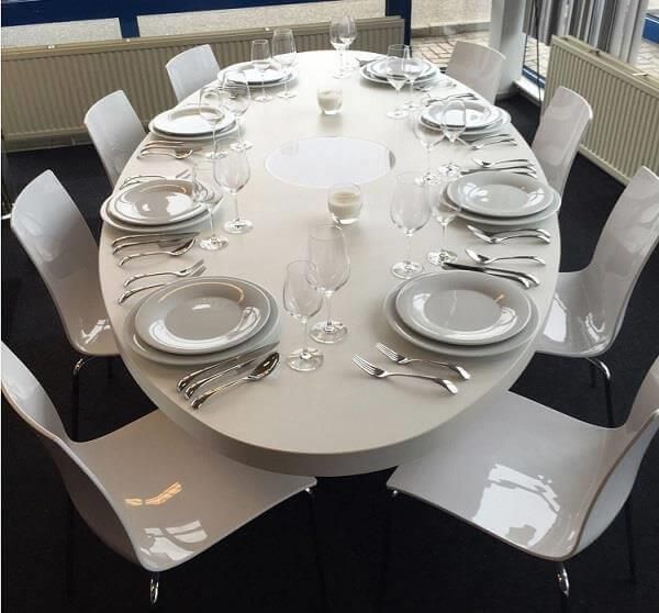 Ein weißer Tisch mit Tellern und Gläsern darauf