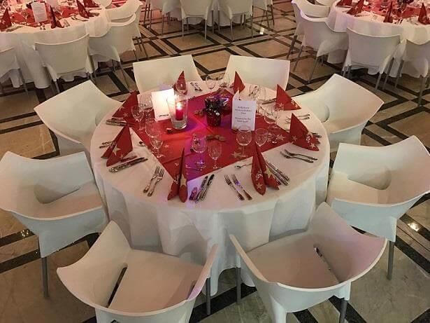 Für einen Hochzeitsempfang sind ein Tisch und Stühle aufgestellt.