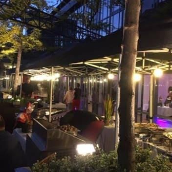 Eine Gruppe von Leuten steht unter einem Zelt.