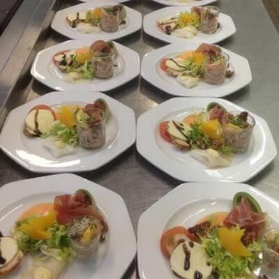 Auf einem Tisch stehen mehrere Teller mit Essen.