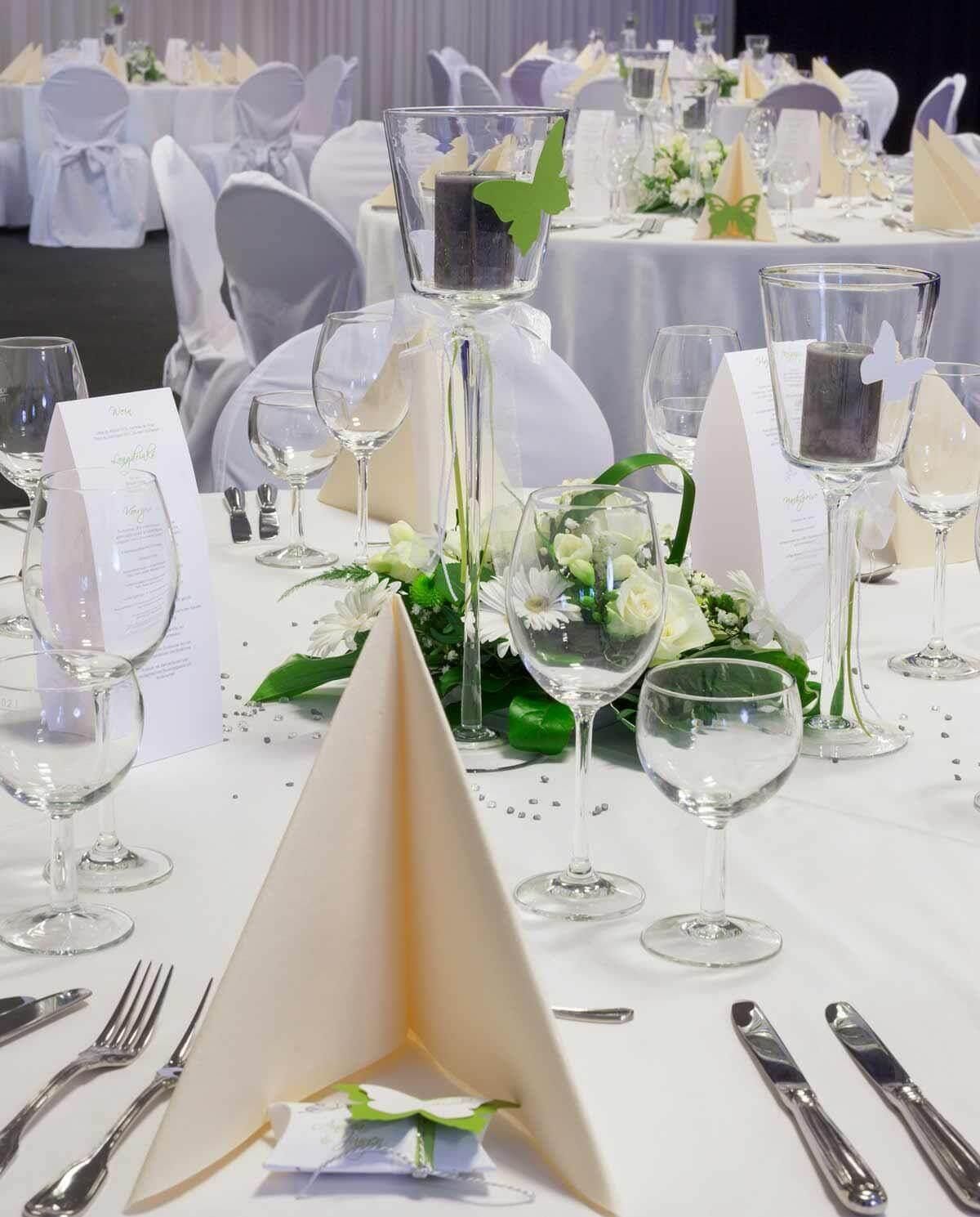 Ein für einen Hochzeitsempfang gedeckter Tisch mit Weingläsern und Kerzen