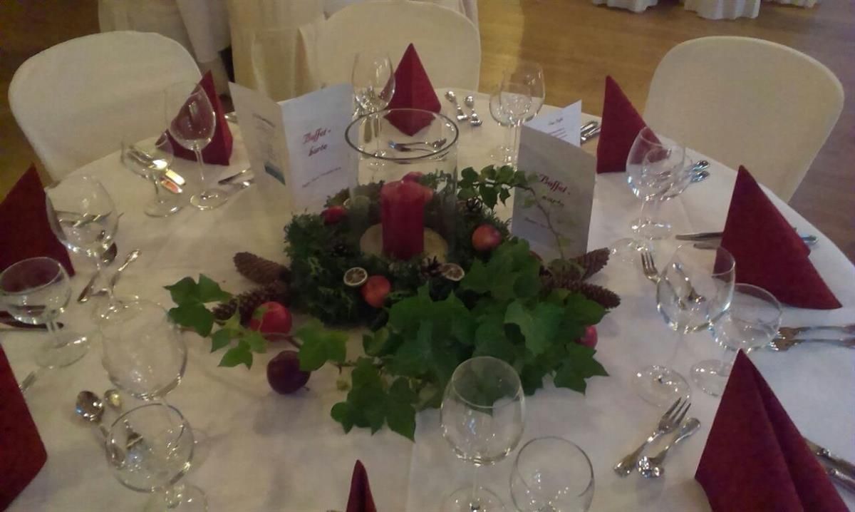 Ein Tisch mit einer Kerze in der Mitte