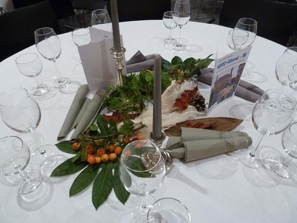 Ein für eine Dinnerparty gedeckter Tisch mit Weingläsern und Kerzen