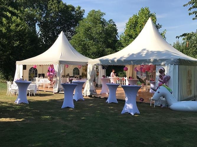 Zwei weiße Zelte mit Tischen und Luftballons davor
