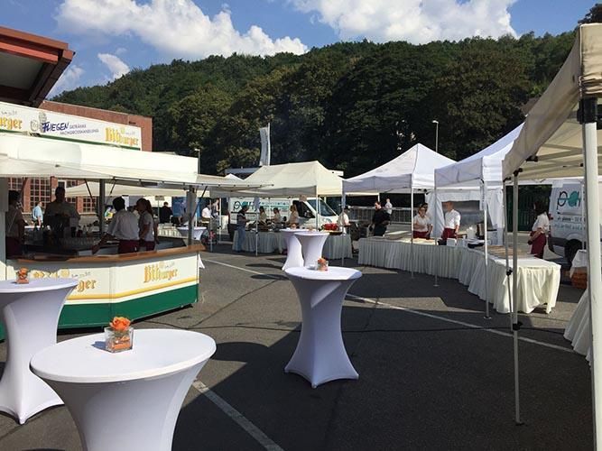 Viele Tische und Zelte auf einem Parkplatz
