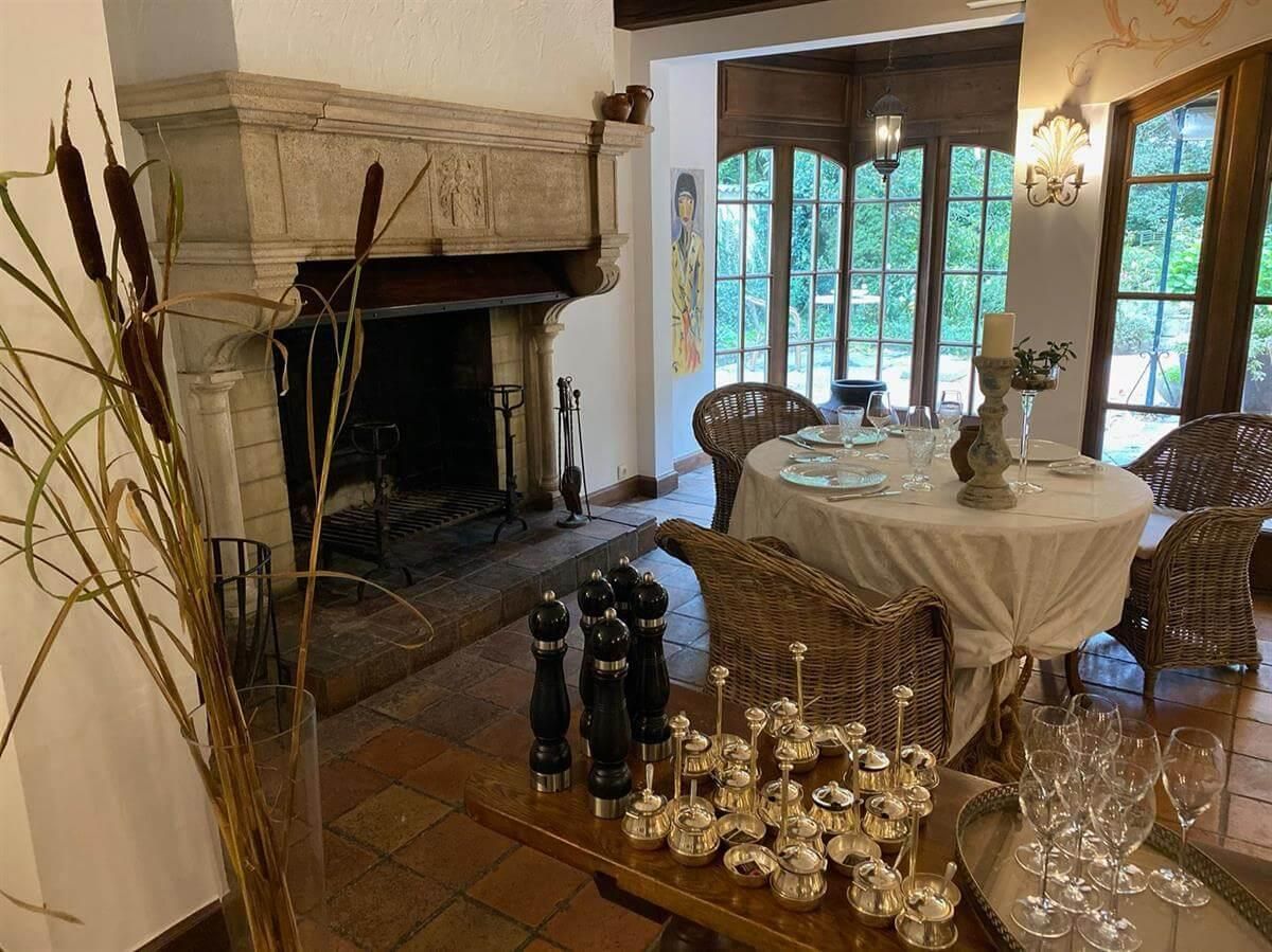 Ein Esszimmer mit Tisch und Stühlen und einem Kamin