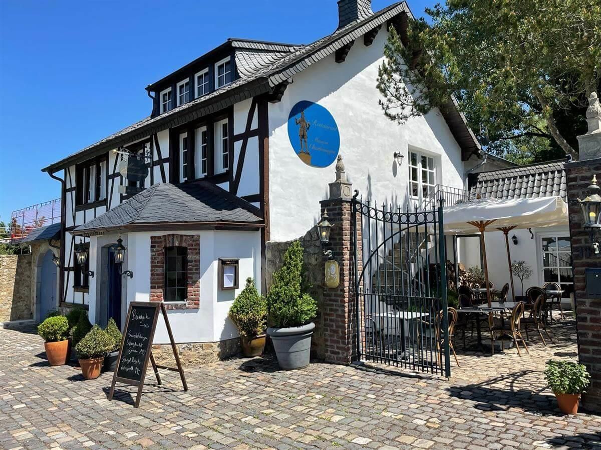 Ein weißes Gebäude mit einem blauen Kreis an der Seite