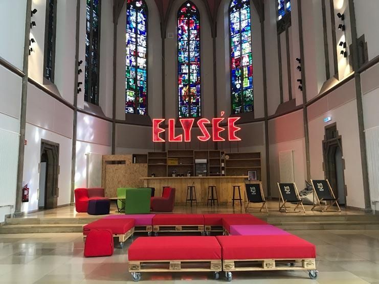 Ein großer Raum mit einem Schild mit der Aufschrift Ellysee