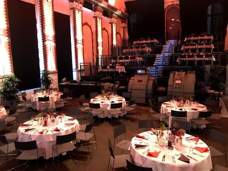 Ein großer Raum mit Tischen und Stühlen für eine Party